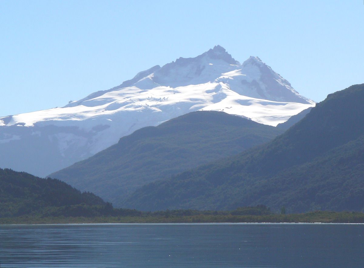 Cerro tronador desde lago mascardi 01b