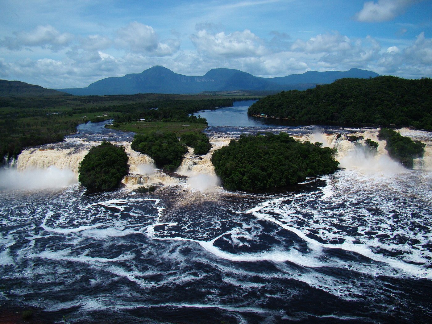 Laguna Canaima - Parque Nacional Canaima