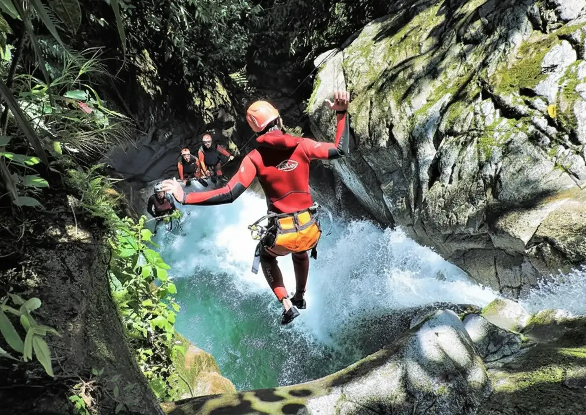 Extrem-Canyoning in den Wasserfällen von Cashaurco, Baños