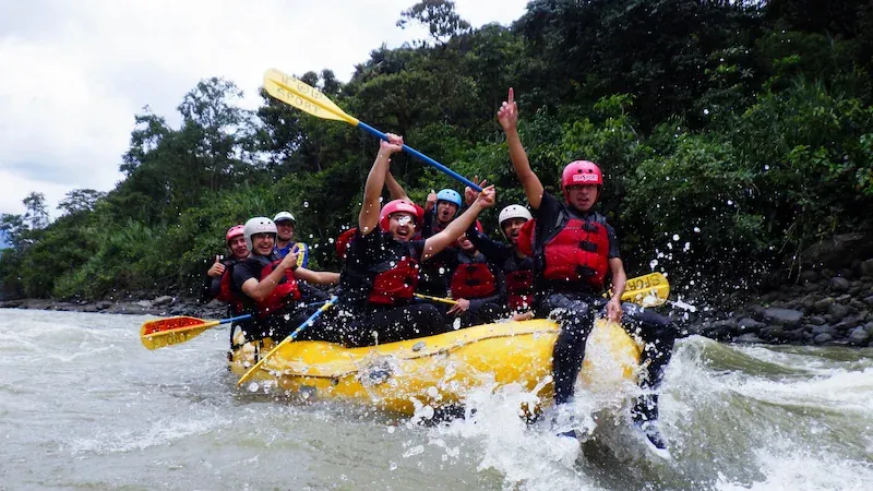 Rafting no rio Pastaza saindo de Baños (classe III a IV)