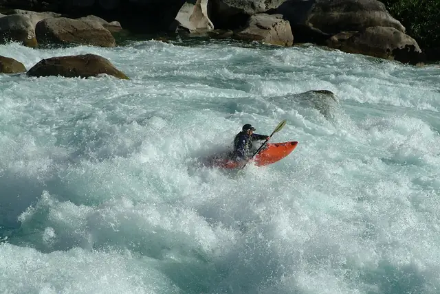Kayak en el rápido Terminator del río Futaleufú