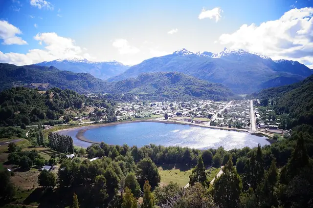 Laguna Espejo y el pueblo de Futaleufú