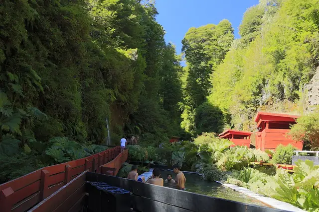 J27 934 Termas geométricas