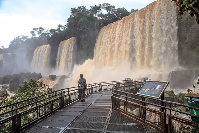 Iguassu Falls, Brazil-Argentina - spectacular walkways - (24216417843)