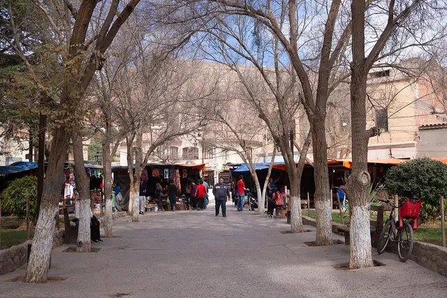 Feria artesanal en la plaza de Tilcara