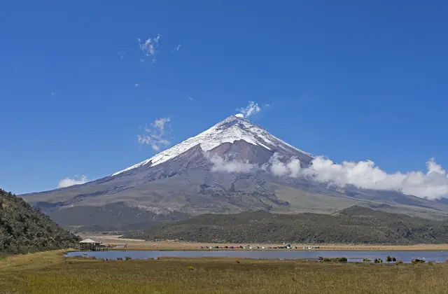 Volcán Cotopaxi desde la laguna de Limpiopungo