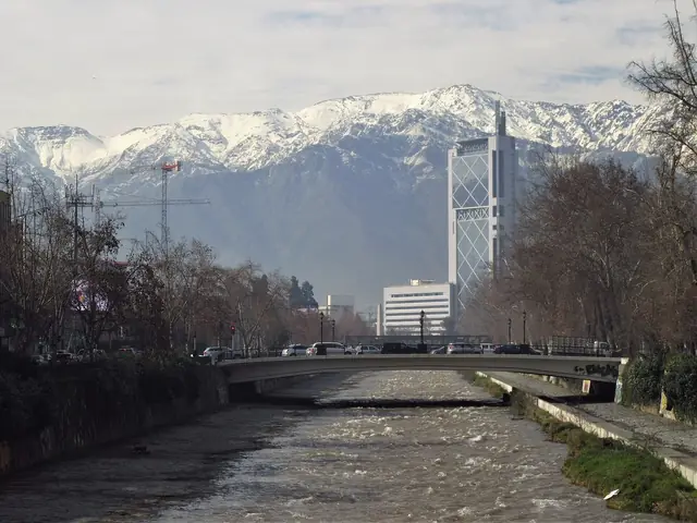 2017 Santiago de Chile - Cordillera de los Andes, Torre la Telefónica y el río Mapocho vistos desde el puente de la calle Patronato