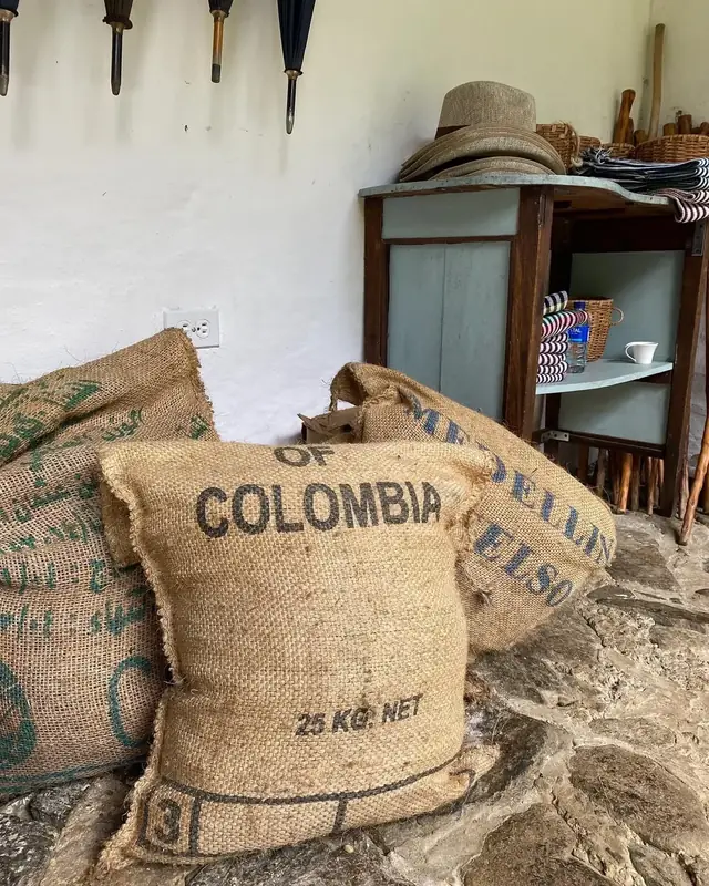 Sacos de café en la casona de 1853 · Coffee sacks in the 1853 house
