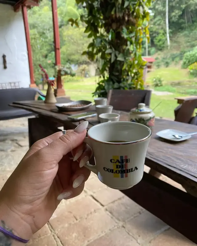 Café en la terraza de la hacienda · Coffee on the hacienda terrace