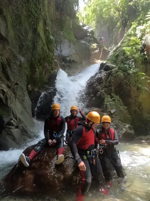 Grupo en la cascada · Group at the waterfall