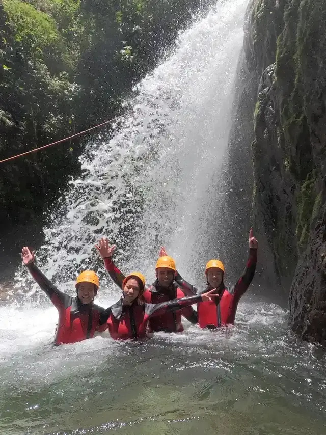Bajo la cascada · Under the waterfall