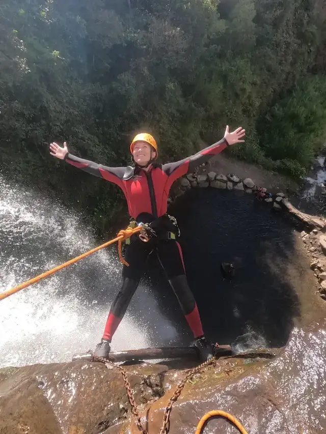 Rappel en la cascada · Rappelling down the falls