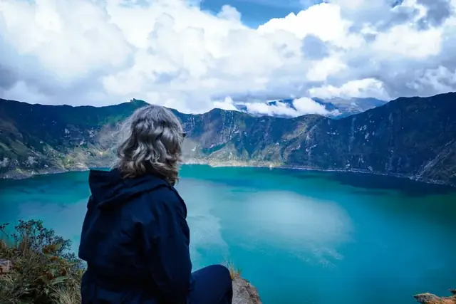 Laguna del Quilotoa desde el borde del cráter · Quilotoa lagoon from the crater rim