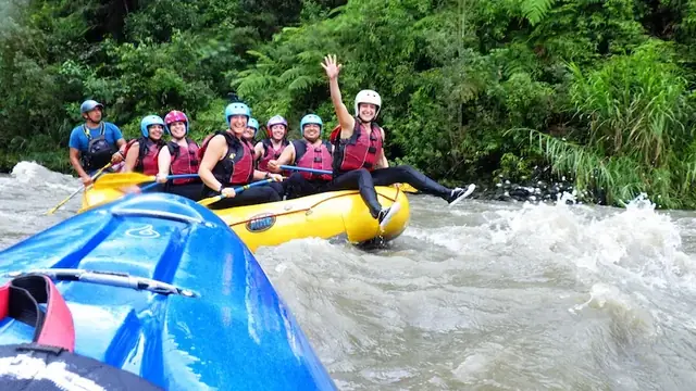 Bajada en grupo · Rafting as a team