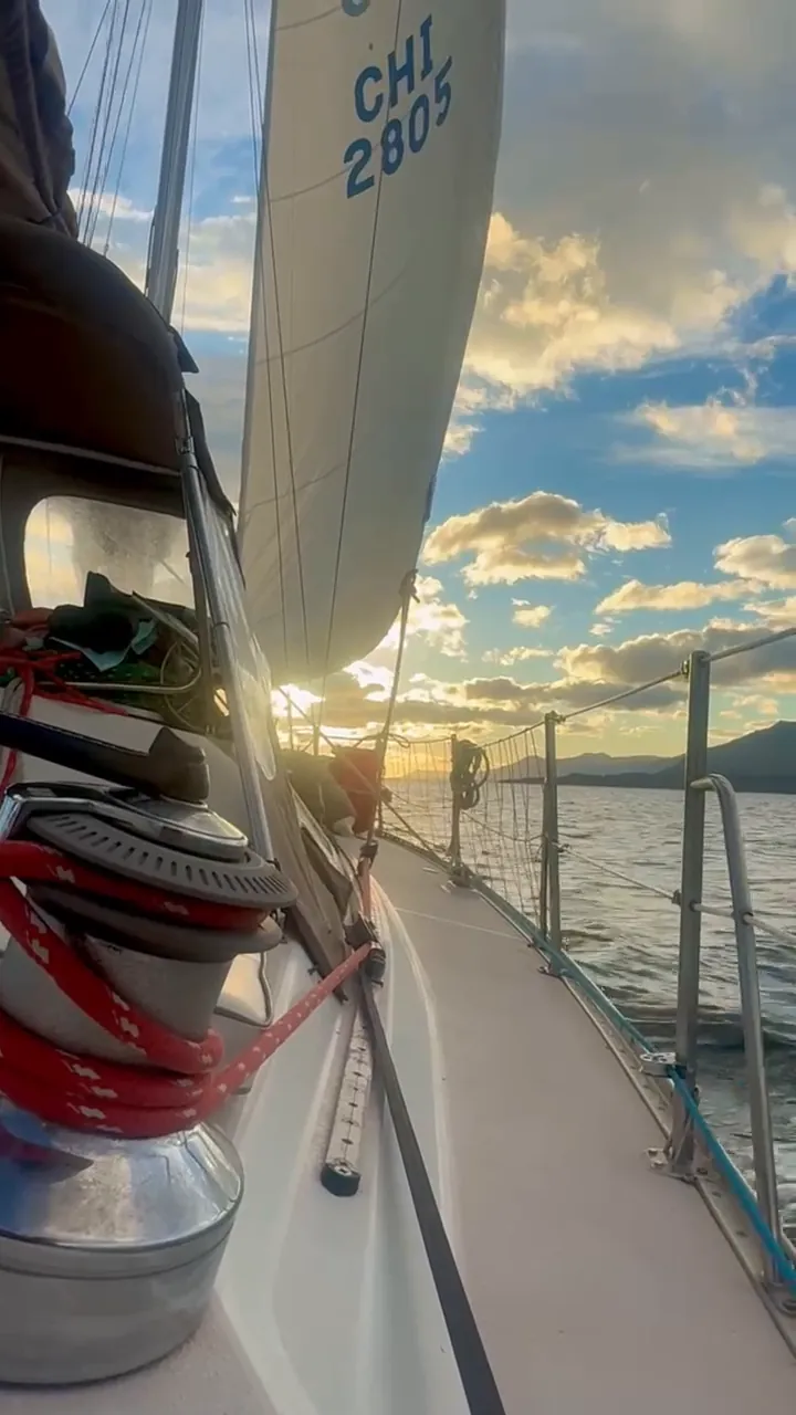 Llegando en velero · Arriving by sailboat